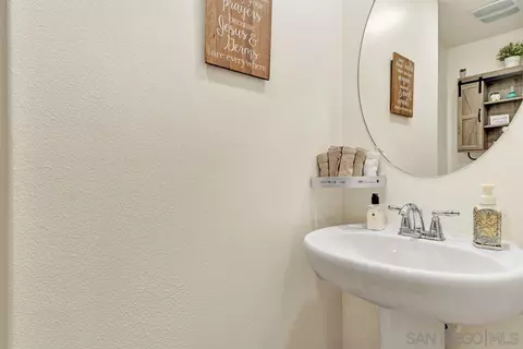 Bath - 5446 Meridian Pl, Bonsall, CA 92003 photo 2 of 2