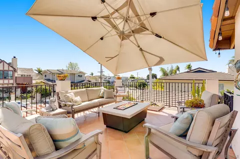 Exterior - 818 Genter St, La Jolla, CA 92037 photo 9 of 10