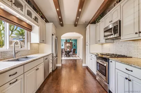 Kitchen - 818 Genter St, La Jolla, CA 92037 photo 3 of 4
