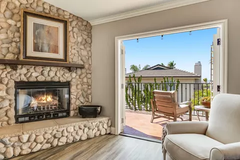 Living - 818 Genter St, La Jolla, CA 92037 photo 3 of 3
