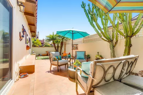 Exterior - 818 Genter St, La Jolla, CA 92037 photo 3 of 10