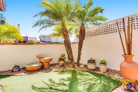 Exterior - 818 Genter St, La Jolla, CA 92037 photo 4 of 10