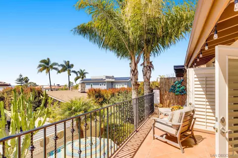 Exterior - 818 Genter St, La Jolla, CA 92037 photo 8 of 10