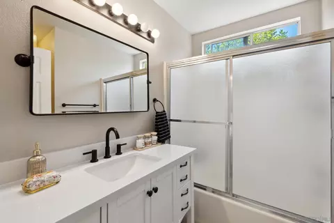 Bath - 43016 Calle Reva, Temecula, CA 92592 photo 3 of 3