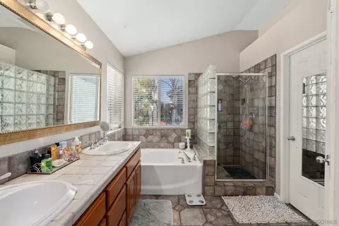 Bath - 43016 Calle Reva, Temecula, CA 92592 photo 1 of 3