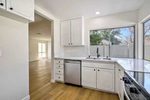 216 Crestview Gln, Escondido, CA 92026