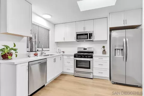 Kitchen - 633 Sancado Ter, Fallbrook, CA 92028 photo 2 of 3