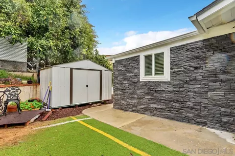 Exterior - 633 Sancado Ter, Fallbrook, CA 92028 photo 6 of 7
