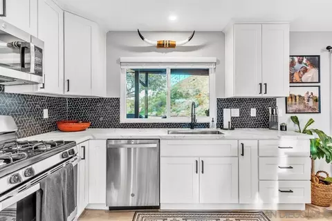 Kitchen - 2608 Buenos Tiempos, Fallbrook, CA 92028 photo 4 of 4