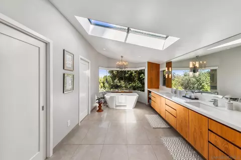 Bath - 10446 Russell Rd, La Mesa, CA 91941 photo 3 of 10