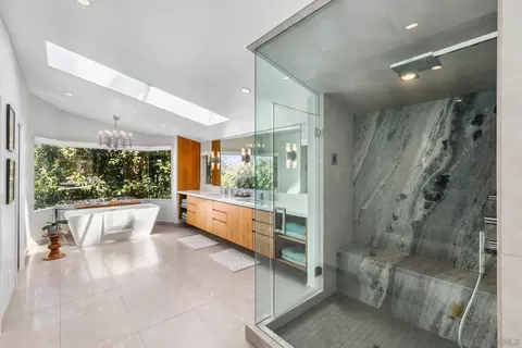 Bath - 10446 Russell Rd, La Mesa, CA 91941 photo 5 of 10