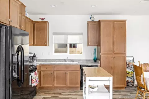Kitchen - 35314 Brown Galloway Ln, Fallbrook, CA 92028 photo 2 of 2
