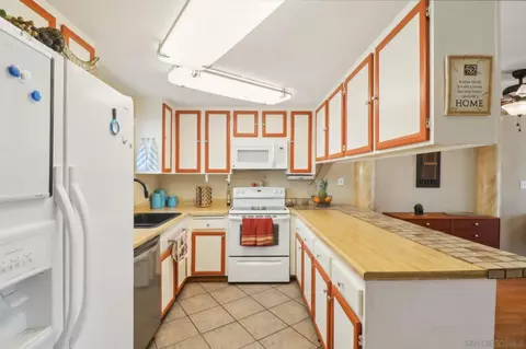 Kitchen - 12650 Lakeshore Dr #154, Lakeside, CA 92040 photo 2 of 4