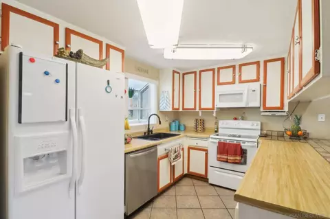 Kitchen - 12650 Lakeshore Dr #154, Lakeside, CA 92040 photo 3 of 4