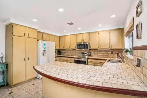 8512 Lake Bluffs Cir, Spring Valley, CA 91977 photo 7