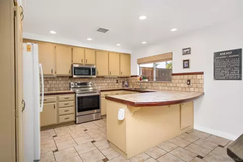 8512 Lake Bluffs Cir, Spring Valley, CA 91977 photo 6