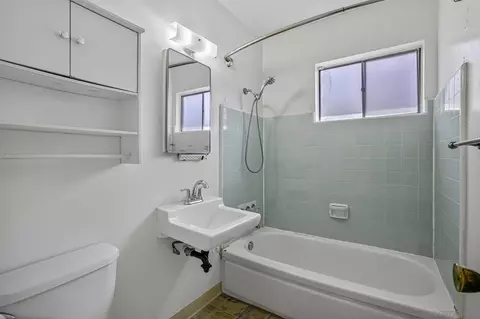 Bath - 2018-2020 Glasgow Ave, Cardiff, CA 92007 photo 2 of 4