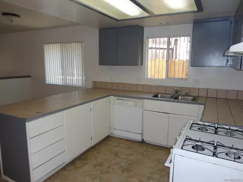631-33 Hillside Ter, Vista, CA 92084 photo 2