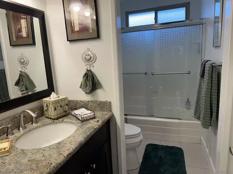 Bath - 4318 Mirage Ln, Oceanside, CA 92056 photo 4 of 4