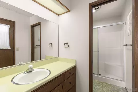 Bath - 28885 Stonegate Dr, Valley Center, CA 92082 photo 2 of 5
