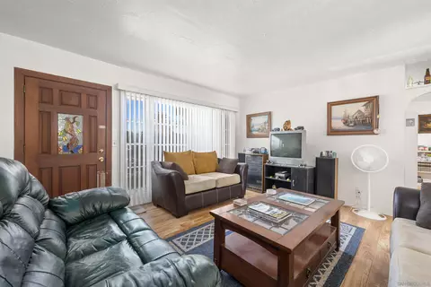 Living - 999 Grant Ave, El Cajon, CA 92020 photo 2 of 4