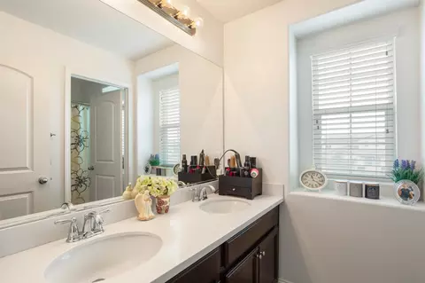 Bath - 16022 Cascade Dr, Fontana, CA 92336 photo 2 of 3