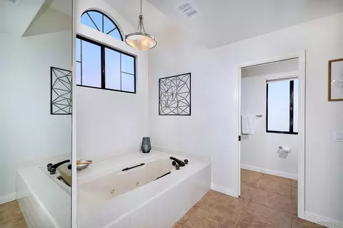 Bath - 4190 Parkside Pl, Carlsbad, CA 92008 photo 2 of 5