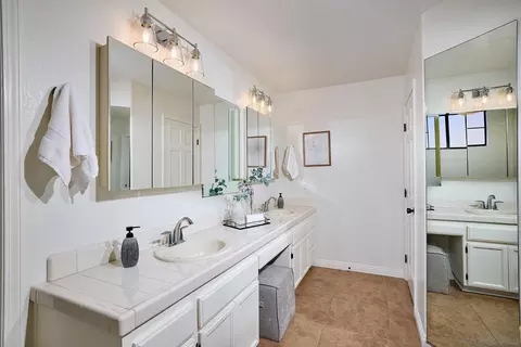 Bath - 4190 Parkside Pl, Carlsbad, CA 92008 photo 1 of 5