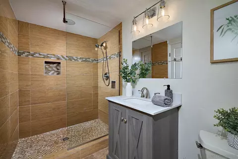 Bath - 4190 Parkside Pl, Carlsbad, CA 92008 photo 5 of 5