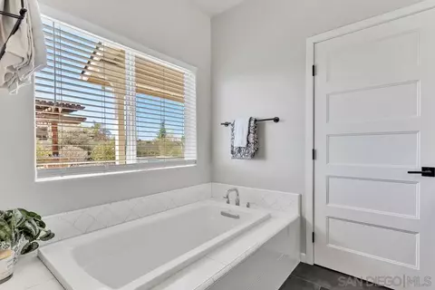 Bath - 1652 Gam Ln, Ramona, CA 92065 photo 4 of 6