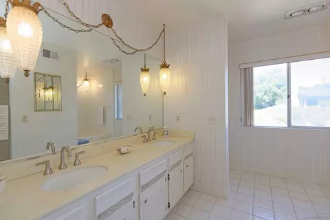 Bath - 5571 Candlelight Dr, La Jolla, CA 92037 photo 1 of 2
