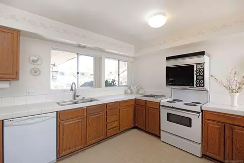 Kitchen - 5571 Candlelight Dr, La Jolla, CA 92037 photo 2 of 2