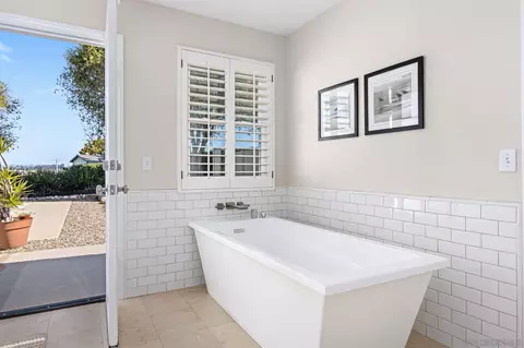 Bath - 360 Futurity Ln, Fallbrook, CA 92028 photo 2 of 4