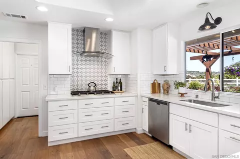 Kitchen - 360 Futurity Ln, Fallbrook, CA 92028 photo 4 of 5
