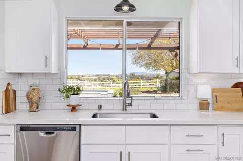 Kitchen - 360 Futurity Ln, Fallbrook, CA 92028 photo 3 of 5