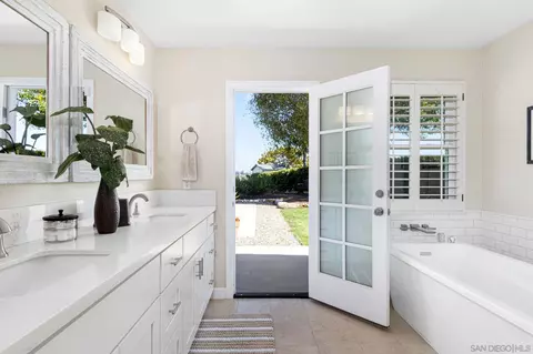Bath - 360 Futurity Ln, Fallbrook, CA 92028 photo 3 of 4