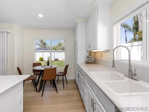 Kitchen - 5640 Dartmoor Cr, Oceanside, CA 92057 photo 4 of 5
