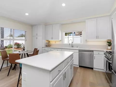 Kitchen - 5640 Dartmoor Cr, Oceanside, CA 92057 photo 2 of 5