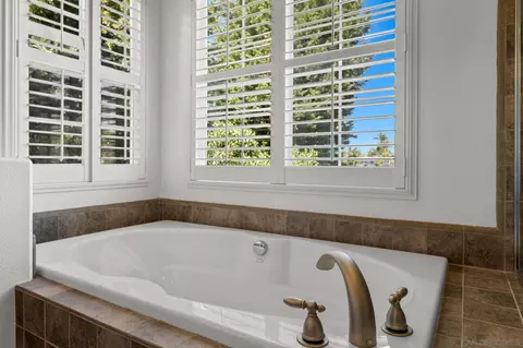 Bath - 540 Nobel Ct, Encinitas, CA 92024 photo 4 of 7