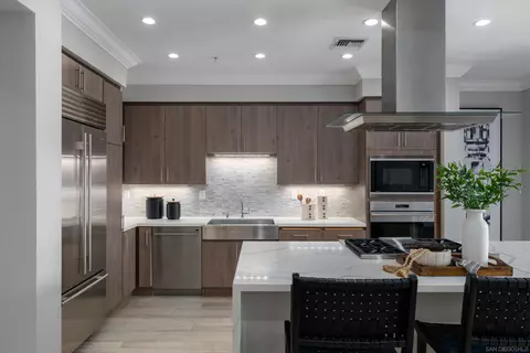 3025 Byron St #204, San Diego, CA 92106