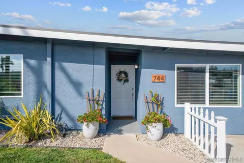 Exterior - 744 Oneonta Ave, Imperial Beach, CA 91932 photo 3 of 10