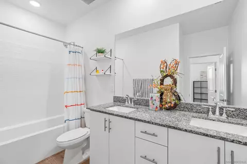 Bath - 35111 Cooper Pl, Fallbrook, CA 92028 photo 2 of 4