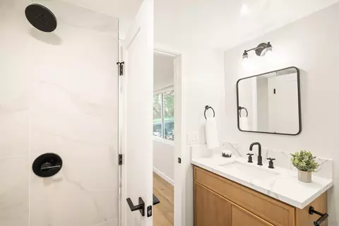 Bath - 557 Sunset Dr, Vista, CA 92081 photo 3 of 3