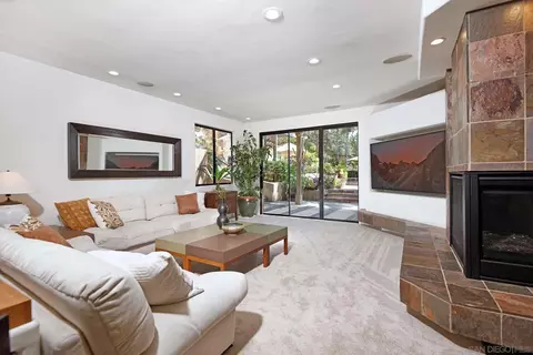 Living - 2427 Dresden Pl, La Jolla, CA 92037 photo 3 of 4