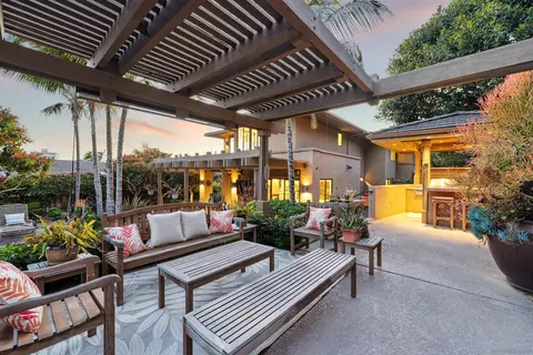 Exterior - 2427 Dresden Pl, La Jolla, CA 92037 photo 5 of 19