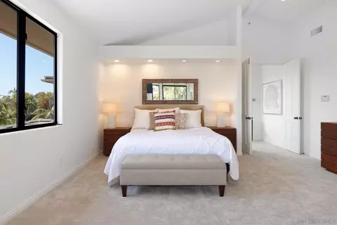 Bedroom - 2427 Dresden Pl, La Jolla, CA 92037 photo 2 of 5