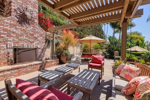 Exterior - 2427 Dresden Pl, La Jolla, CA 92037 photo 4 of 19