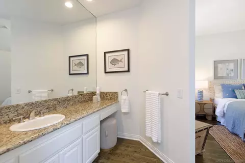 Bath - 2427 Dresden Pl, La Jolla, CA 92037 photo 2 of 5