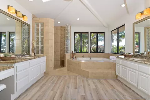 Bath - 2427 Dresden Pl, La Jolla, CA 92037 photo 1 of 5