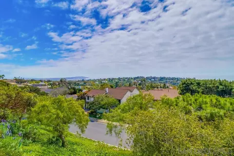 View/Area - 2077 Caminito Capa, La Jolla, CA 92037 photo 3 of 8
